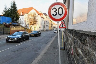 Freiberg: Warum auf der Dammstraße Tempo 30 gilt - Auf der Dammstraße in Freiberg wurden Tempo-30-Schilder aufgestellt. 