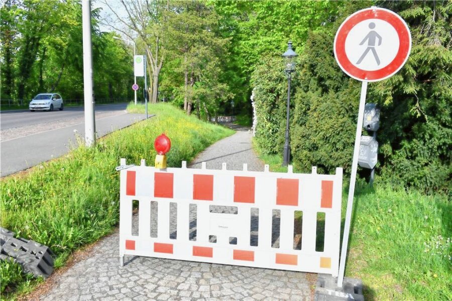 Freiberg: Warum der Weg an der Stadtmauer teils gesperrt ist - Der Fußweg am Meißner Ring wird derzeit teilweise neu gepflastert. DEshalb ist er gesperrt. 
