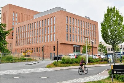 Freiberg: Warum die Unibibliothek teurer wird - Die neue Unibibliothek mit Hörsaalzentrum der TU Bergakademie Freiberg soll am 4. Oktober in Betrieb genommen werden.