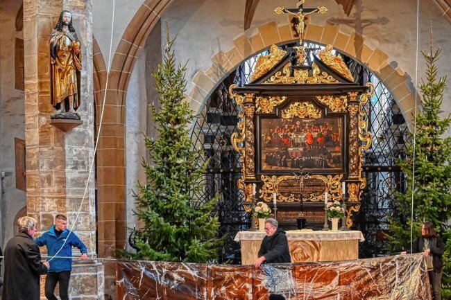 Freiberg: Warum im Freiberger Dom der Altar verhüllt wird - Mit einer speziell angefertigten Stahlseilkonstruktion wird das fünf mal zehn Meter große Bild vor dem Altar aufgezogen. 