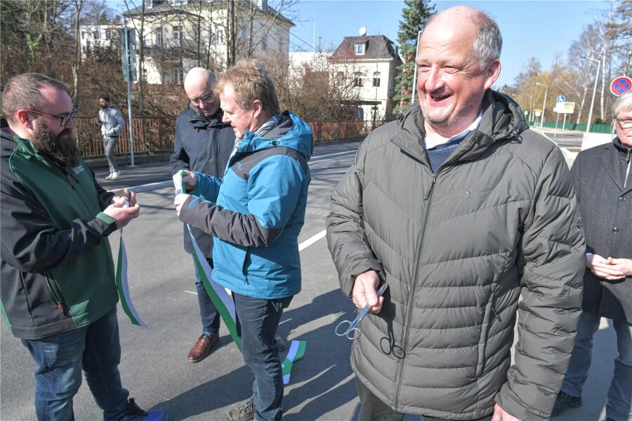 Freiberg: Warum von 7 Millionen Euro kaum etwas zu sehen ist - Uwe Graner, Betriebsleiter der Freiberger Abwasserbeseitigung, gab am Freitag die Beethovenstraße frei.