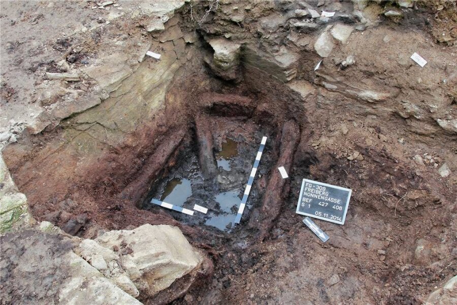 Freiberg: Was Archäologen in der Bergstadt fanden - Latrinen entpuppen sich als wahre Fundgruben - Bei Grabungen in der Nonnengasse 11 bis 13 in Freiberg wurde diese Latrine (mit Konstruktionshölzern und Verfüllung) aufgefunden. 