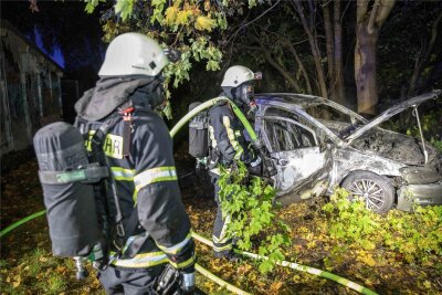 Freiberg: Was die Polizei zu Gerüchten über einen Feuerteufel sagt - Am 24. Oktober, 22 Uhr brannte in Freiberg ein gestohlenes Auto hinter einen Garagenkomplex an der Dammstraße in Freiberg.