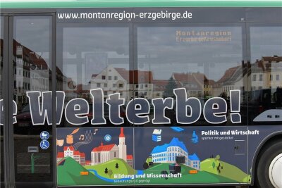 Freiberg wehrt sich gegen Negativ-Image - Freiberg will lieber als Silberstadt in der Welterberegion punkten als wöchentlich Treffpunkt von Coronaprotestlern zu sein. Im Bild : Welterbewerbung auf einem Bus von Regiobus.