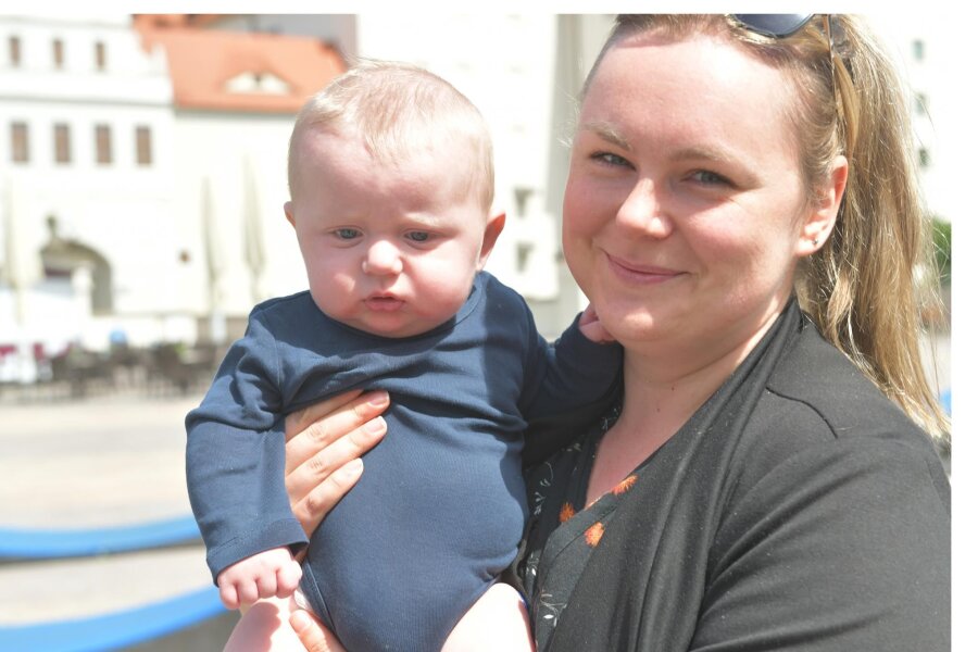 Freiberg: Wie die im Mai geborenen Babys heißen - Jessica Eltner geht mit ihrem vier Monate alten Sohn gern spazieren, hier am Schlossplatz in Freiberg. Er heißt Tim Lio.