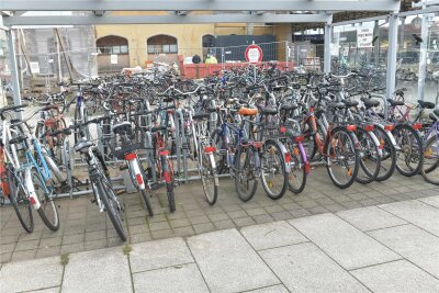 Freiberg: Wie es mit den Fahrrädern am Bahnhof weitergeht - Die Fahrradständer am Bahnhof Freiberg werden demontiert.
