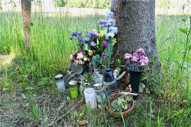 Freiberg: Wie ist der Stand der Ermittlungen zum tödlichen Unfall im Münzbachtal? - Gedenken an tödlich verunglückte Tierheimmitarbeiterin an der Unfallstelle im Münzbachtal in Freiberg. 