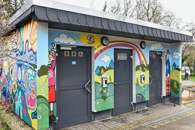Freiberg: Wo der Euroschlüssel die Toilettentür öffnet - Die öffentliche Toilettenanlage am Spielplatz im Albertpark in Freiberg verfügt über ein Behinderten-WC und einen Wickeltisch. Geöffnet ist 8.30 bis 19.30 Uhr.
