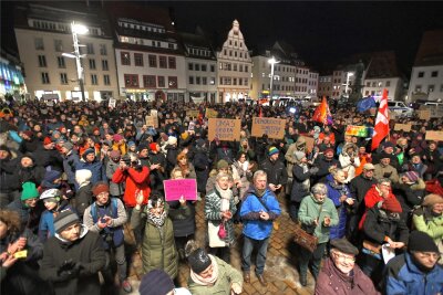 Freiberg zeigt Gesicht gegen Rechtsextremismus bei Demo auf dem Obermarkt - Die Organisatoren hatten mit rund 200 Teilnehmern der Demo gegen Rechtsextremismus und Faschismus am 22. Januar in Freiberg gerechnet.