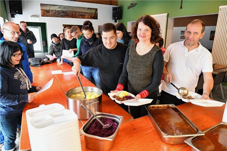"Freiberg zeigt Herz" verteilt 130 kostenlose Mahlzeiten an Bedürftige - Heike Matschos, Chefin des Vereins "Freiberg zeigt Herz", und Koch Ronny Feiler hatten am Samstag viele Helfer.
