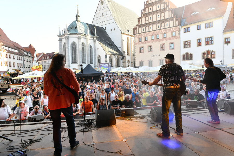 Freiberger Bergstadtfest neigt sich dem Ende - Konzert mit Karussel im vollbesetzten Bierdorf zum Abschluss des 34. Bergstadtfestes.