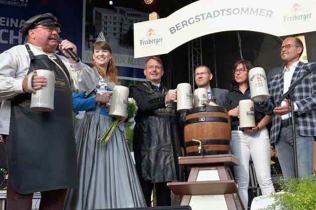 Mit nur einem Schlag hat Thomas Mielenz (links) alias Braumeister Michael am Donnerstagabend zur Eröffnung des Bergstadtsommers das Fassbier angestochen.