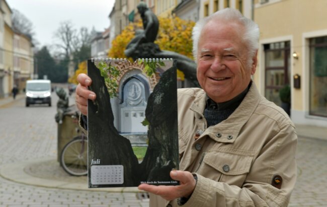 Joachim Link mit seinen Fotokalender für das Jahr 2022. Das Bild "Blick durch die Torstensson-Linde" ist das Motiv für den Monat Juli. 
