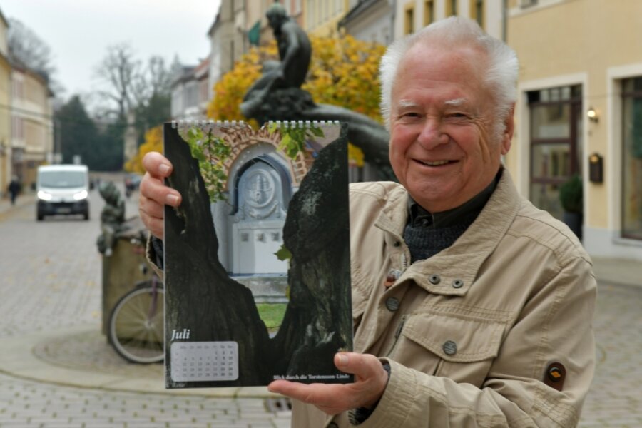 Freiberger Bilder erleben 26. Auflage - Joachim Link mit seinen Fotokalender für das Jahr 2022. Das Bild "Blick durch die Torstensson-Linde" ist das Motiv für den Monat Juli. 