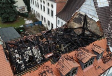 Freiberger Brand: Identität der Toten steht fest - Das Haus mit ausgebranntem Dachstuhl an der Akademiestraße 5: Die Stadt geht von einem Totalschaden in sechsstelliger Höhe aus. 