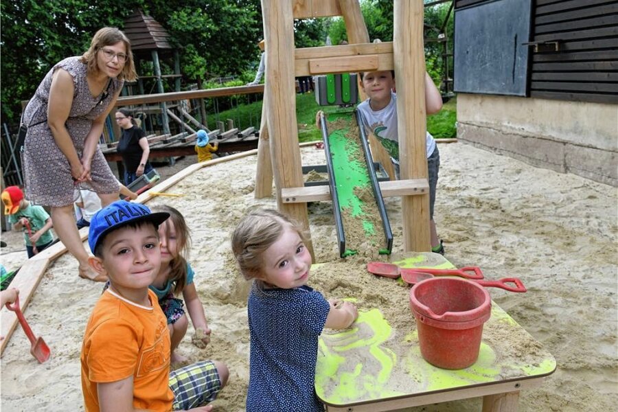 Freiberger Campuszwerge haben jetzt ein „Bergwerk“ - Der Sandkasten im Kindergartenbereich ist zu einem Spiel- und Lernbereich aufgewertet geworden.