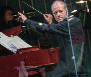 Freiberger Chefdirigent: "Die große Vision der Vielfalt des Lebens" - GMD Jörg Pitschmann: "Es ist eine Herausforderung, nach der Pause solche Werke zu spielen."