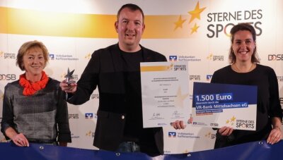 Freiberger D-Jugend erhält Silberstern - Stellvertretend für die U 13 des BSC Freiberg nahm D-Jugend-Trainer Sebastian May (M.) Urkunde und Stern entgegen.