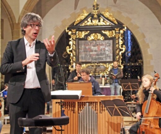 Freiberger Dom plant fast 50 Konzerte: Der Vorverkauf hat begonnen - Domkantor Albrecht Koch bei einer Probe mit dem Dresdner Barockorchester im Dezember 2020. 