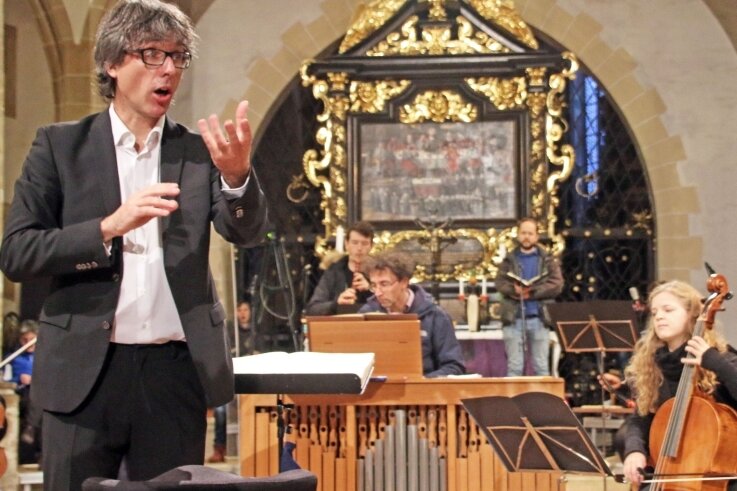 Freiberger Dom plant fast 50 Konzerte: Der Vorverkauf hat begonnen - Domkantor Albrecht Koch bei einer Probe mit dem Dresdner Barockorchester im Dezember 2020. 