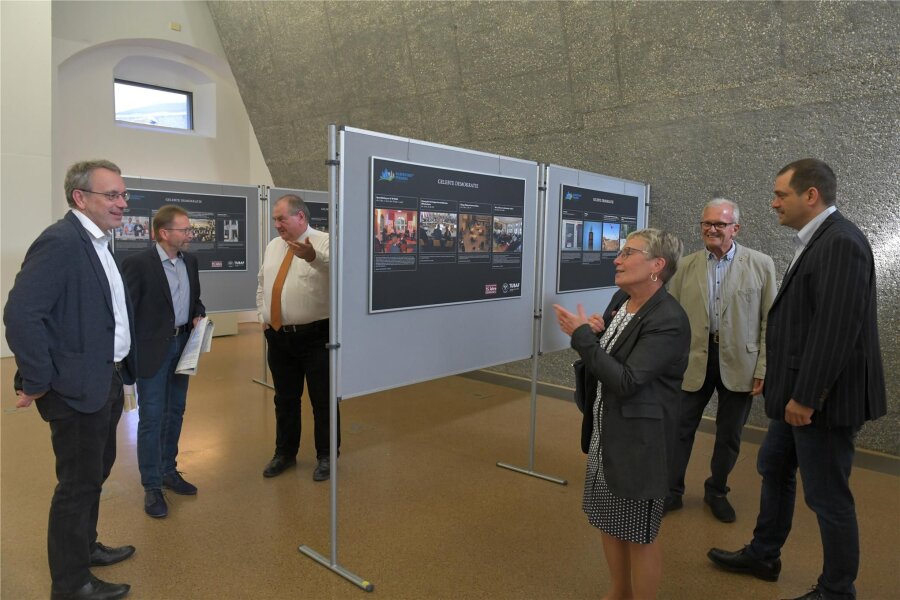 Freiberger feiern 75 Jahre Grundgesetz: „Demokratie ist nicht grölen oder schreien“ - Die Eröffnung der Fotoausstellung „Gelebte Demokratie“ im Bergarchiv Freiberg war sehr gut besucht.