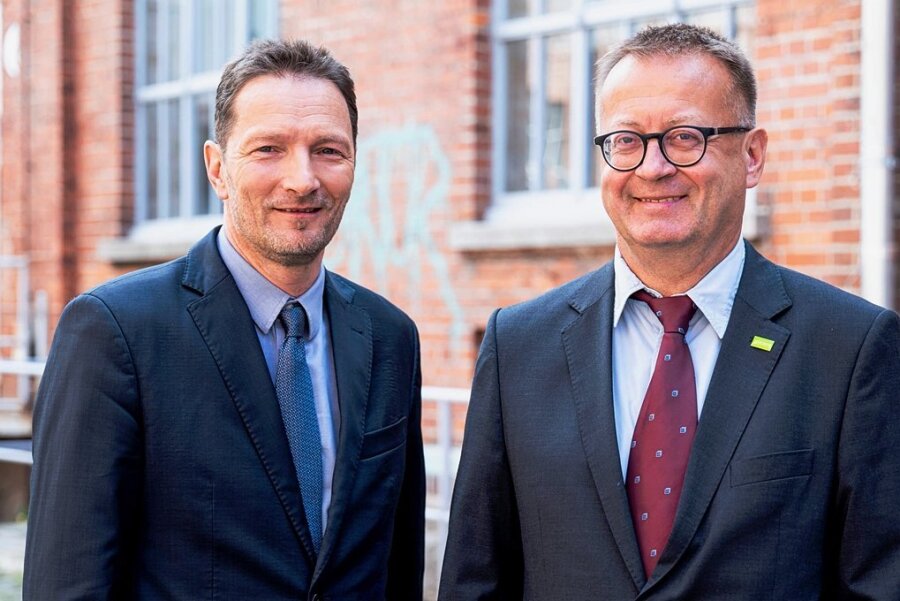 Dr. Wolfram Palitzsch (l.) und Dr. Ingo Röver haben in Freiberg die Luxchemtech GmbH gegründet. Die Firma ist beim IQ Innovationspreis Mitteldeutschland 2022 Sieger im Cluster Chemie/Kunststoffe geworden. 