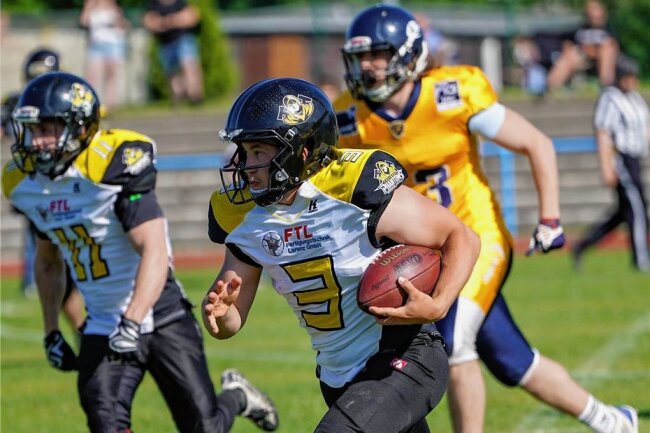 Freiberger Footballer steigern sich, aber stehen am Ende ohne Punkte da - Flucht nach Außen: Phantoms-Quarterback Justin Wittig (M.) brachte einige Pässe an den Mann, wich mit seiner Schnelligkeit vielen Verteidigern aus und erlief oft selbst einige Yards. 