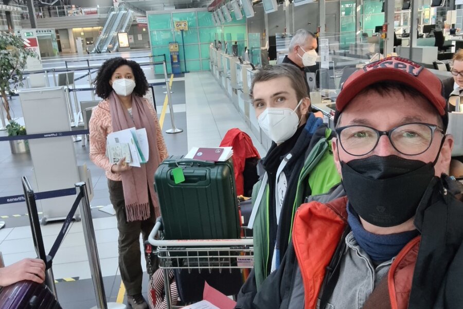 Noch ein Selfie am Dresdner Flughafen: "Freie Presse"-Fotograf Eckard Mildner (r.) begleitet die Freiberger Forscher nach Brasilien.