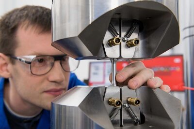 Freiberger Forscher entwickeln Superwerkstoff für den Autobau - Ralf Eckner, wissenschaftlicher Mitarbeiter am Institut für Werkstofftechnik, testet den neuen Werkstoff auf Zugfestigkeit. 