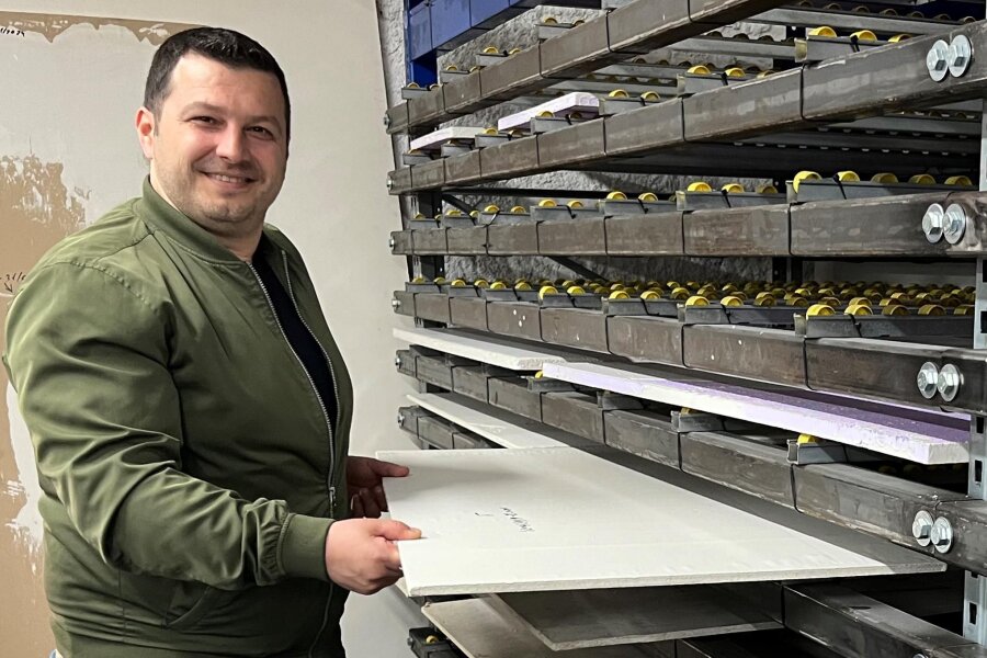 Freiberger Forscher wollen Trockenbau revolutionieren - Adrian Bajrami ist der Erfinder der neuartigen Beschichtung für Trockenbauplatten. Der 37-Jährige, der hier am Trocknungsregal steht, hat im März mit zwei Mitstreitern die Firma Ducem gegründet.