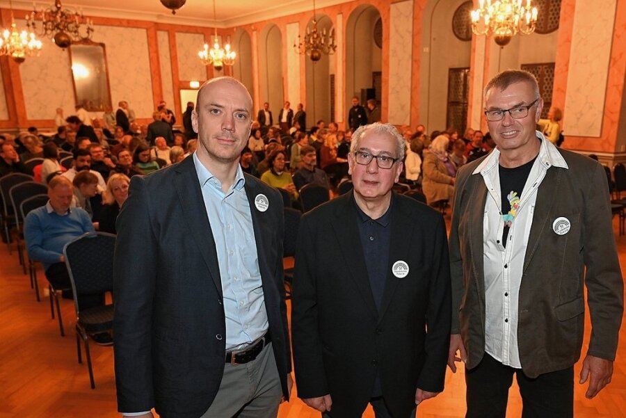 Freiberger Forum: Viel Beifall für einen Film über Deutschland im Niedergang - Andreas Schettler (r.), der Vorsitzende des Freiberger Forums, und Dominik Kern (l.) als Organisator begrüßten Imad Karim im Städtischen Festsaal in Freiberg. Foto: Falk Bernhardt