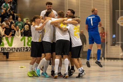 Freiberger gewinnen 15. Indoor-Regio-Cup im Hallenfußball - Vereinter Jubel nach dem Turniersieg: Der neue Indoor-Regio-Cup-Gewinner heißt BSC Freiberg.