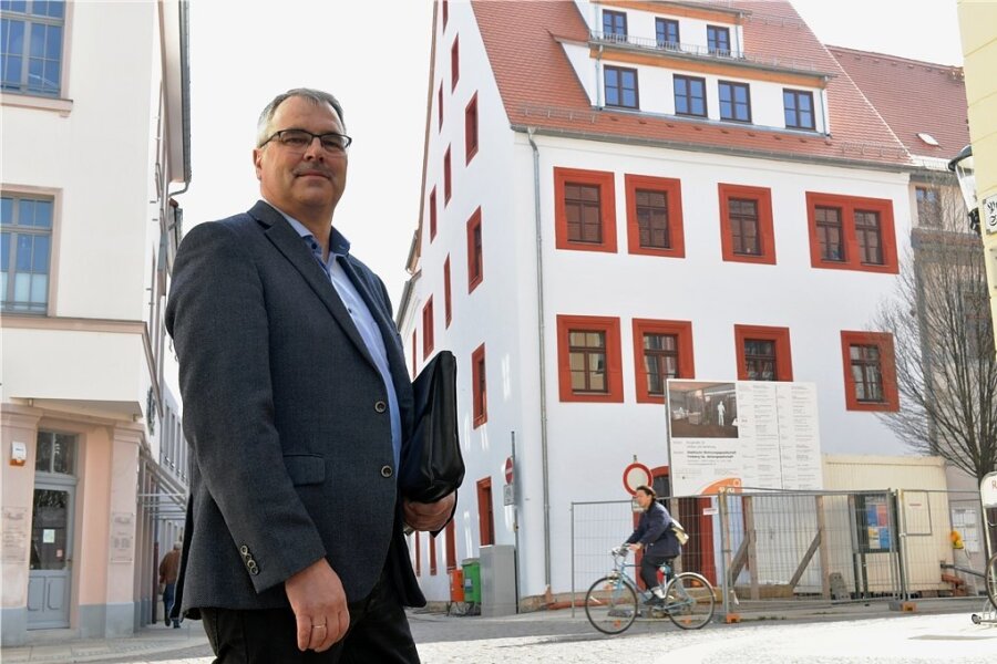 Tom-Hendrik Runge, Vorstand der Städtischen Wohnungsgesellschaft Freiberg, vor dem Haus Burgstraße 38 in Freiberg. Die Firma saniert das denkmalgeschützte Gebäude für rund 2 Millionen Euro. Im August sollen die ersten Mieter einziehen. 
