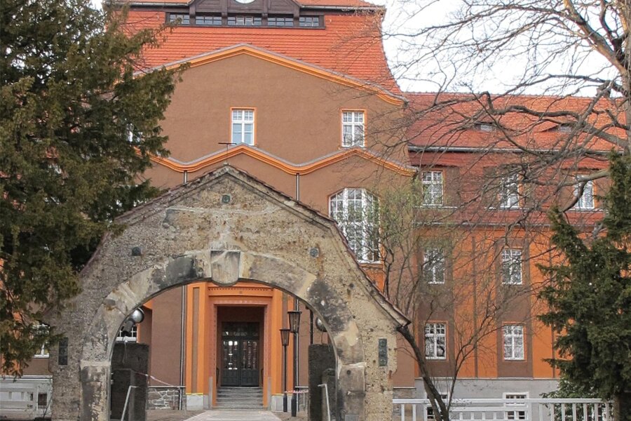 Freiberger Hospital St. Johannis zelebriert 800 Jahre Geschichte - Blick auf den Haupteingang des Hauses Chemnitzer Straße 8, dem ehemaligen Hospital St. Johannis.