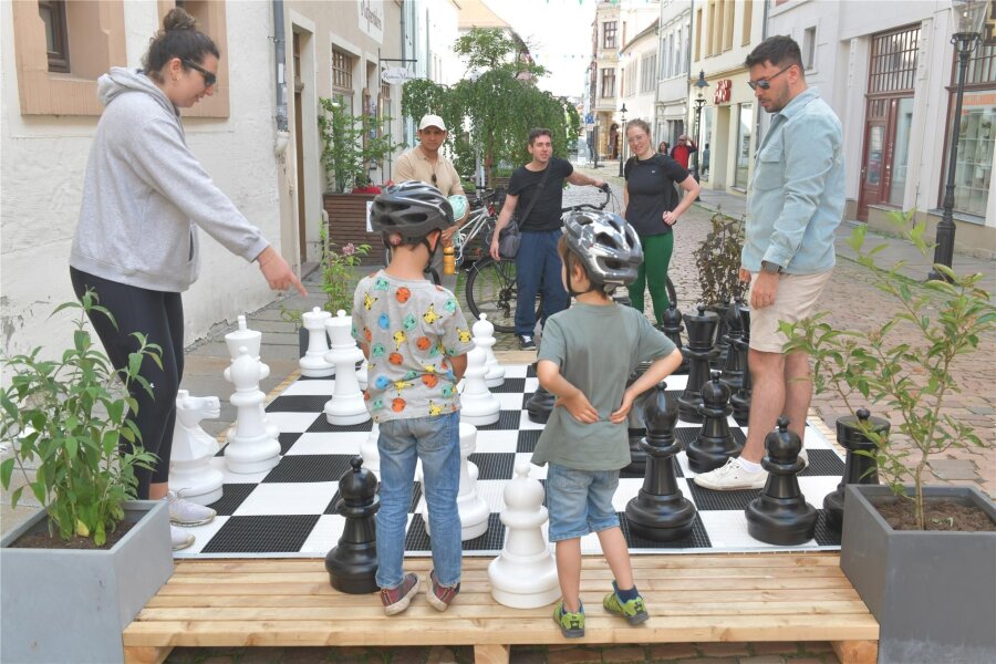 Freiberger Innenstadt: Wer setzt den König Schachmatt? - Am Café Momo in der Freiberger Korngasse kann man nun Schach spielen. Die großen Figuren kommen gut an.