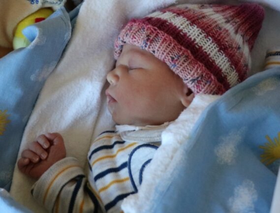 Die kleine Eva erblickte als erstes Baby 2022 das Licht der Welt im Freiberger Krankenhaus. Der Name hat Seltenheitswert: 2021 wurden in Freiberg nur zwei Mädchen mit diesem Erstnamen beurkundet. 