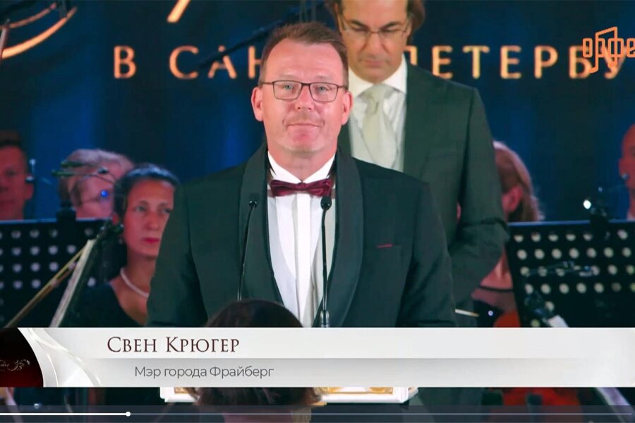 Freiberger Oberbürgermeister feiert auf Opernball in St. Petersburg - "VIP-Gast aus Deutschland": Freibergs Oberbürgermeister Sven Krüger bei seiner Rede am 25. August auf dem Petrowski-Ball in St. Petersburg.