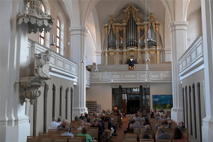 Freiberger Orgelnacht stillt diesmal Musikhunger und Wissensdurst - In der Petrikirche erfüllten Albrecht Koch und Clemens Lucke Publikumswünsche und mussten dafür mitunter improvisieren.