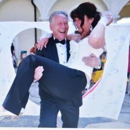 Freiberger Paar feiert 5. und 34. Hochzeitstag: Eine Liebe in zwei Kapiteln - Am 21. Juni 2017 schnitten sie vorm Rathaus ein Herz aus, vorbereitet von Silke Wolfs Kolleginnen. 