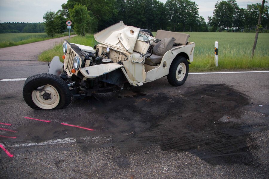 Freiberger Rettungskräfte bei mehreren Einsätzen gefordert - Der Fahrer des Jeep US-amerikanischer Bauart wurde bei dem Unfall verletzt und musste ins Krankenhaus gebracht werden.