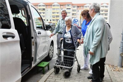 Freiberger Rotary-Club erfreut Senioren mit Ausfahrten - Am Seniorenheim „Johanna Rau“ holte Rainer Bruha (l.) am Mittwoch Seniorinnen ab. Betreuungsassistentin Heike Rieß (3. v. l.) half Renate Glaubitz und Roswitha Liebsch beim Einsteigen.