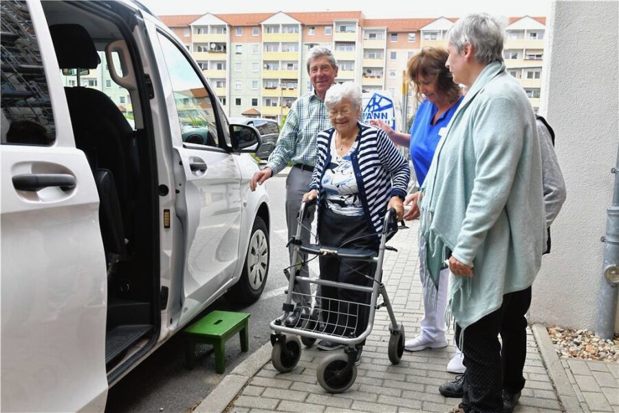 Freiberger Rotary-Club erfreut Senioren mit Ausfahrten - Am Seniorenheim „Johanna Rau“ holte Rainer Bruha (l.) am Mittwoch Seniorinnen ab. Betreuungsassistentin Heike Rieß (3. v. l.) half Renate Glaubitz und Roswitha Liebsch beim Einsteigen.