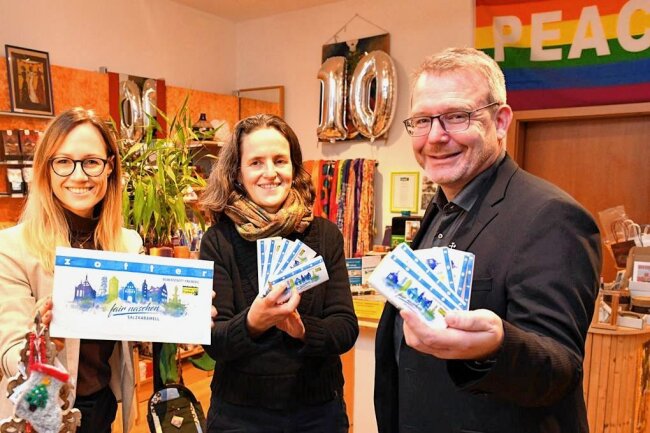 Freiberger Schülerfirma profitiert von Fairer Stadtschokolade - Im Fairkauf-Ladencafé ist die Schokolade erhältlich. Anja Ksienzyk (v. l.), Anja Müller und OB Sven Krüger stellten sie im Dezember vor. 