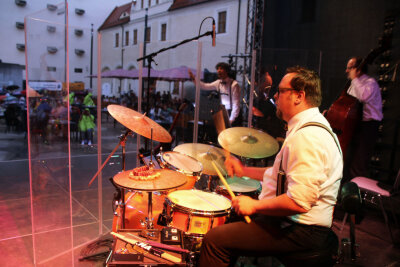 Schlagzeuger Michael Winkler von der Little Big Band spielte wie fast alle Mitwirkenden hinter einer Plexiglaswand.