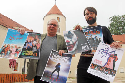 Thomas und Manuel Erler (r.) vom Kinopolis Freiberg präsentieren im Rahmen der 11. Sommernächte die Filmnächte.