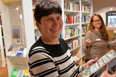 Freiberger Stadtbibliothekschefin geht in den Ruhestand - Karla Grießbach (l.), die langjährige Leiterin der Stadtbibliothek Freiberg, und ihre kommissarische Nachfolgerin Almuth Kühn im Kornhaus, wo die Bibliothek seit 2015 ihr Domizil hat. "Ich bin seit 44 Jahren in der Stadtbibliothek - das ist fast auch etwas fürs Guinnessbuch der Rekorde", so Grießbach.