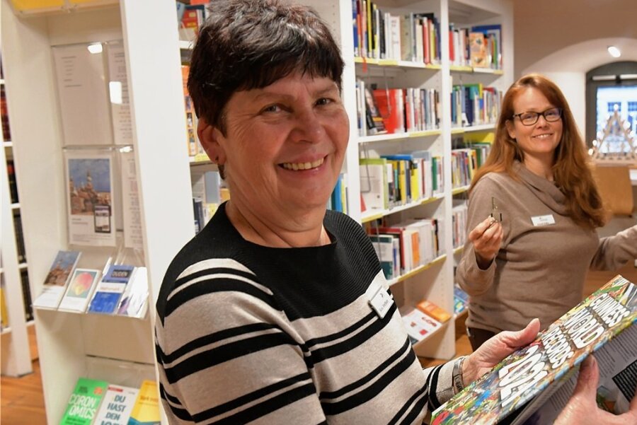 Karla Grießbach (l.), die langjährige Leiterin der Stadtbibliothek Freiberg, und ihre kommissarische Nachfolgerin Almuth Kühn im Kornhaus, wo die Bibliothek seit 2015 ihr Domizil hat. "Ich bin seit 44 Jahren in der Stadtbibliothek - das ist fast auch etwas fürs Guinnessbuch der Rekorde", so Grießbach.