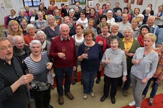 Immer mittwochs proben die Mitglieder des Freiberger Stadtchores. Aktuell gehören 90 sangesfreudige Frauen und Männer dem Ensemble unter Leitung von Peter Rülke (links) an. 