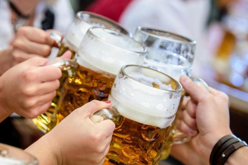            Ost- und Süddeutsche trinken einer Studie zufolge häufiger riskante Mengen Alkohol als die Menschen im Norden und Westen der Bundesrepublik.