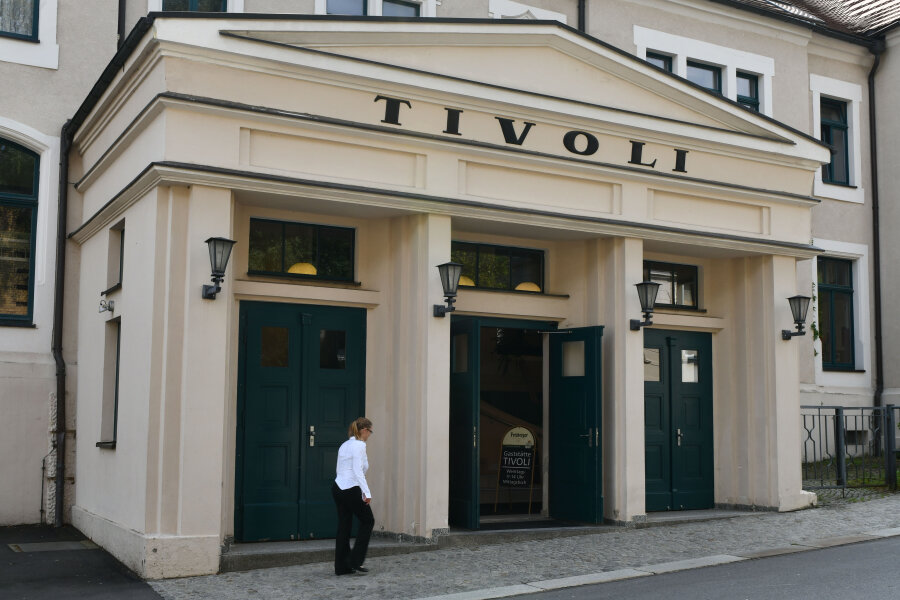 Der Haupteingang des Ball- und Konzerthauses "Tivoli" in Freiberg.